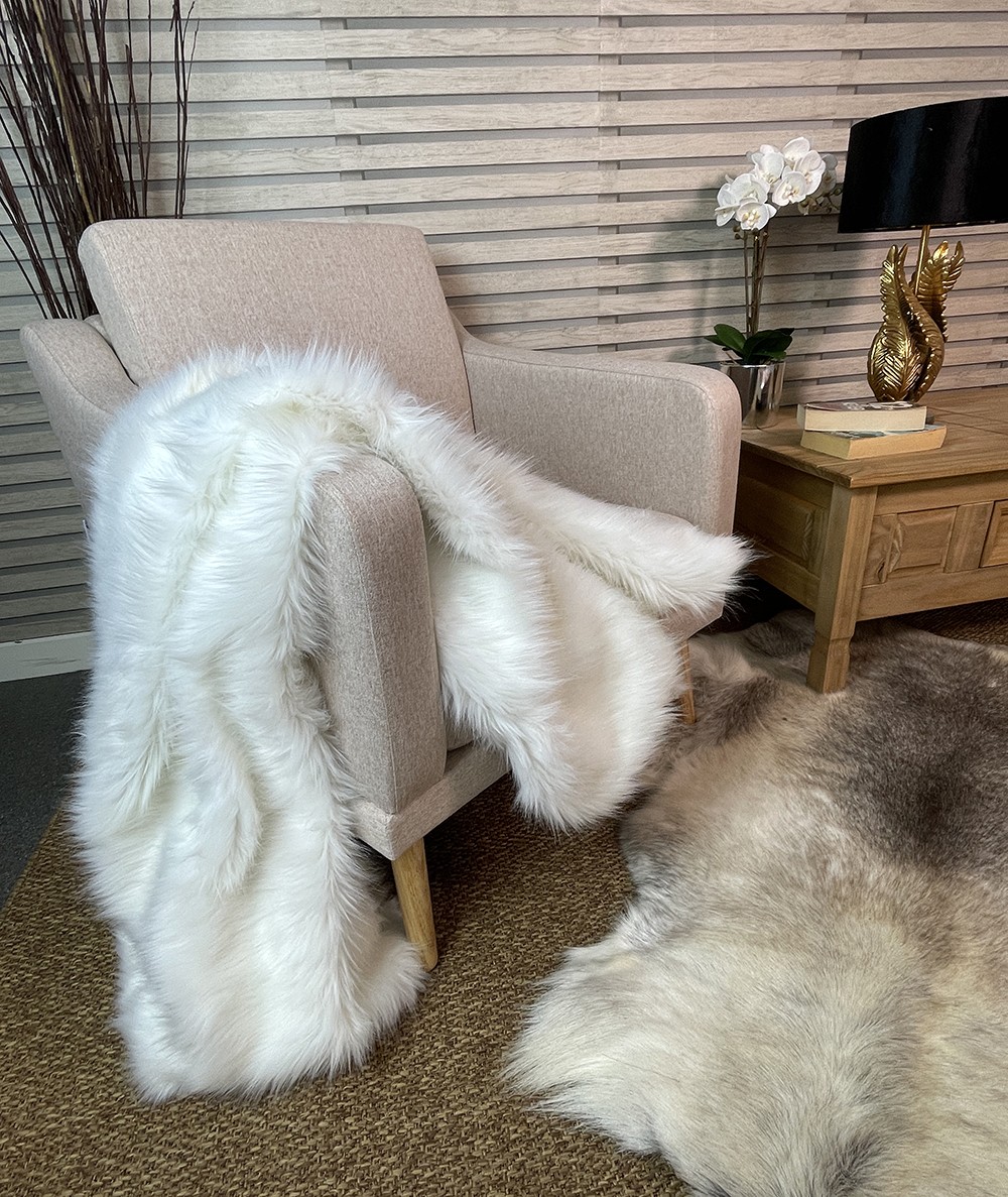 Deluxe Polar faux fur throw